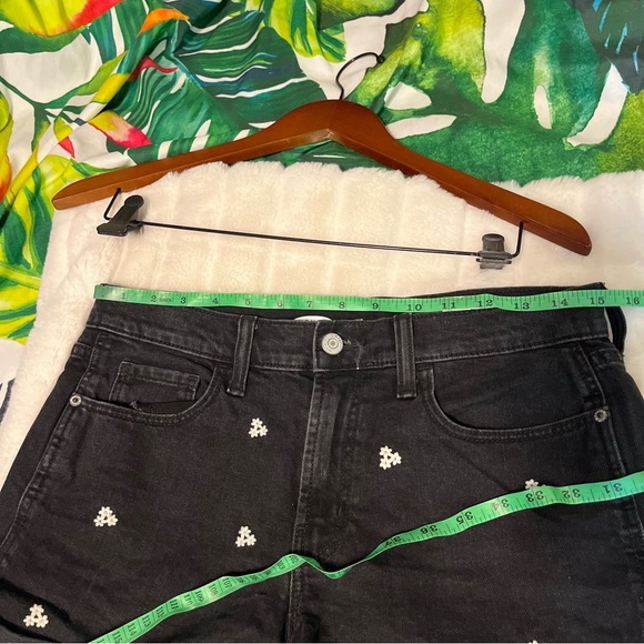Old Navy Size 6 Black Denim White Daisy Embroidered Cuffed Summer Spring Shorts - Picture 3 of 10